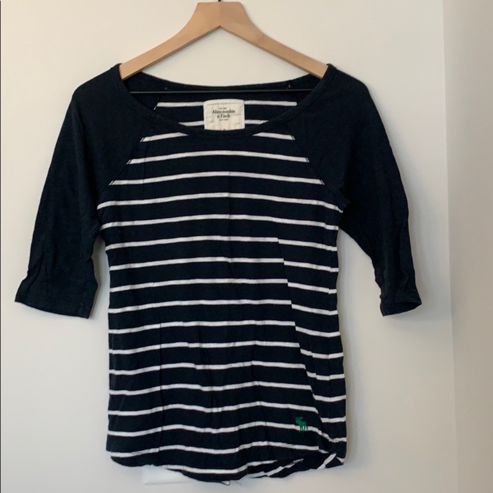 Half sleeve light weight tee shirt.